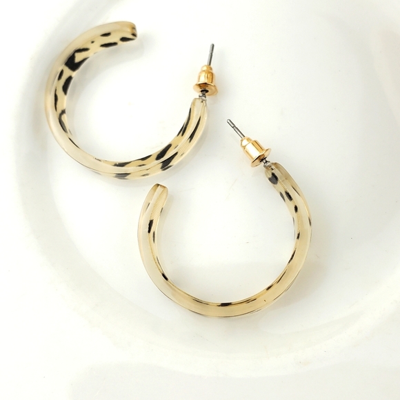 💫5/$25 Clear Leopard Earrings - Picture 4 of 6